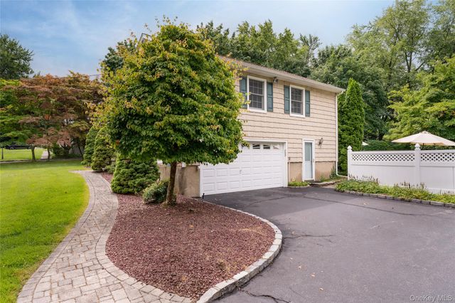 12 William Penn Drive, Stony Brook, NY 11790