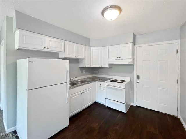 1330 W Waterloo Road, Akron, OH 44314