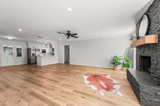 56 Greentree Lane, Conroe, TX 77304