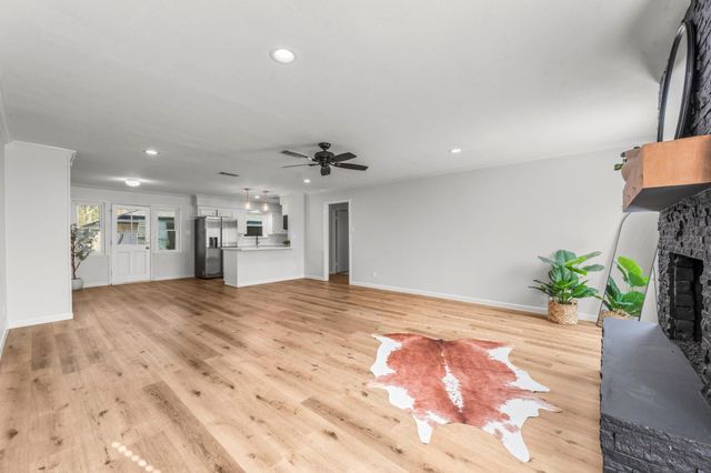 56 Greentree Lane, Conroe, TX 77304