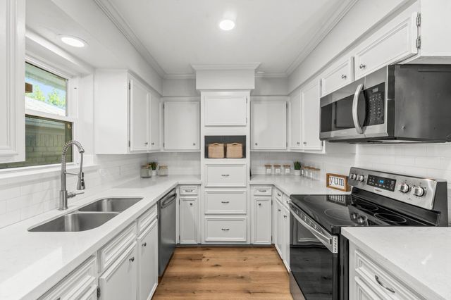 56 Greentree Lane, Conroe, TX 77304