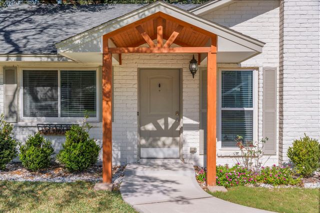 56 Greentree Lane, Conroe, TX 77304