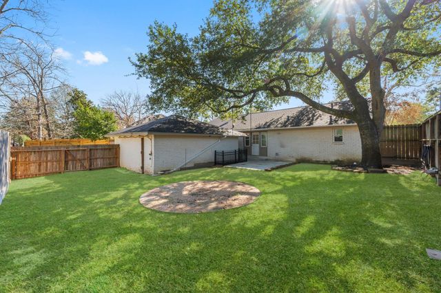 56 Greentree Lane, Conroe, TX 77304