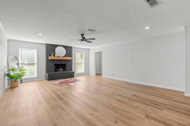 56 Greentree Lane, Conroe, TX 77304