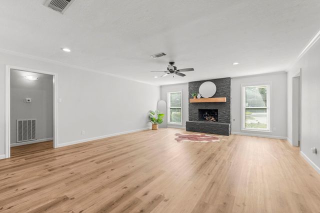 56 Greentree Lane, Conroe, TX 77304