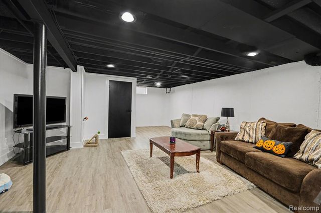 9871 Doris Street, Livonia, MI 48150