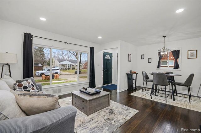 9871 Doris Street, Livonia, MI 48150