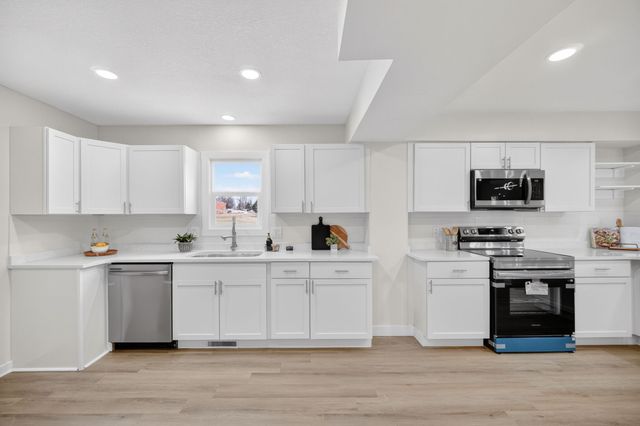 1611 66th Street, Windsor Heights, IA 50324