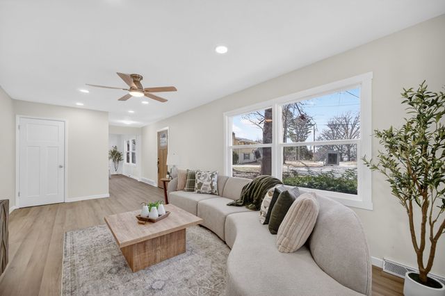 1611 66th Street, Windsor Heights, IA 50324