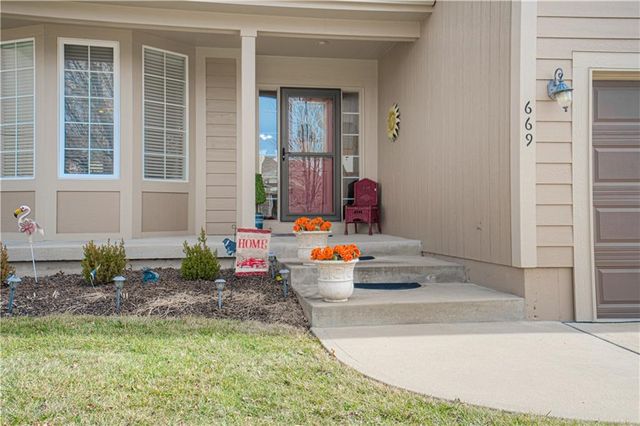 669 N Pine Circle, Gardner, KS 66030