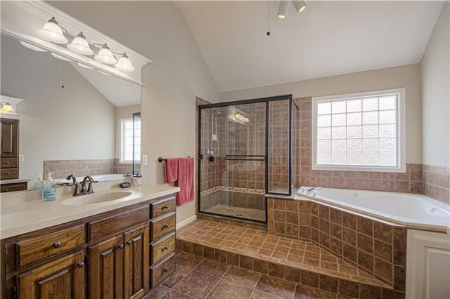 669 N Pine Circle, Gardner, KS 66030