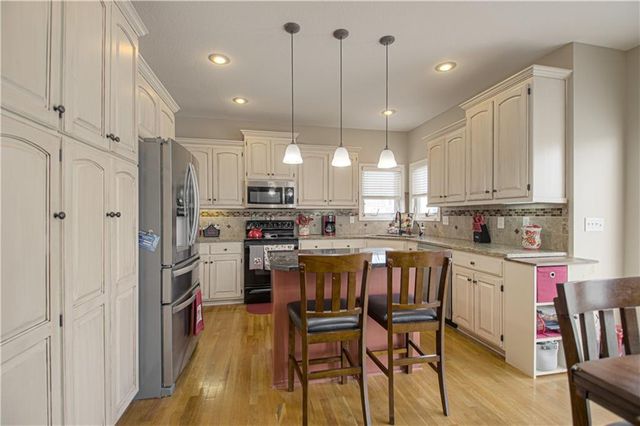 669 N Pine Circle, Gardner, KS 66030