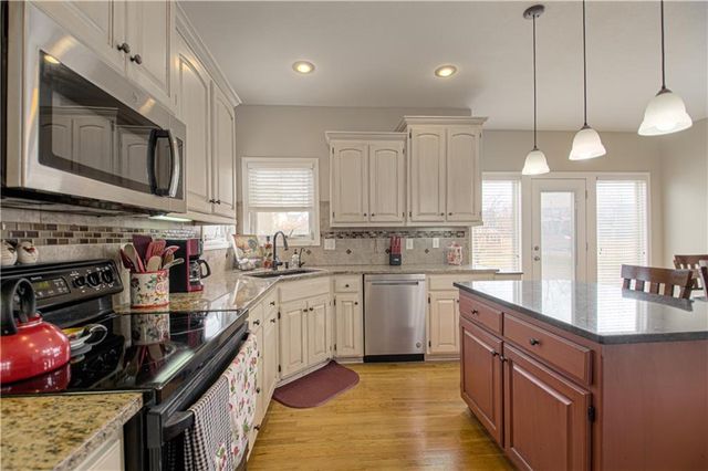 669 N Pine Circle, Gardner, KS 66030