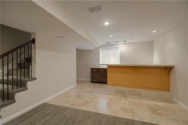 669 N Pine Circle, Gardner, KS 66030