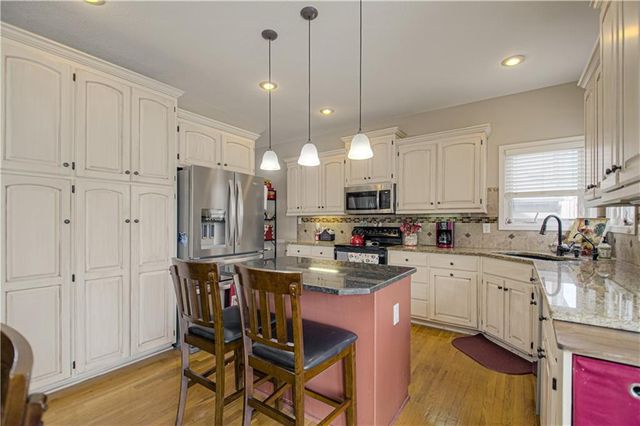 669 N Pine Circle, Gardner, KS 66030