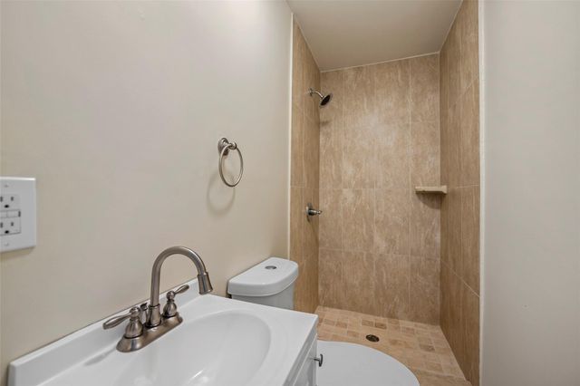 6918 Irvington Boulevard B, Houston, TX 77022