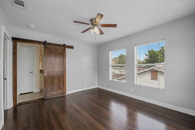 6918 Irvington Boulevard B, Houston, TX 77022