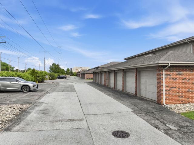 607 Cambridge Court 1b, Munster, IN 46321
