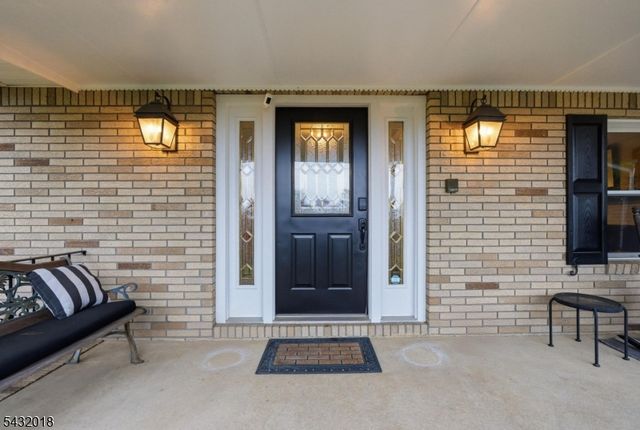 15 Sunrise Cir, Clinton Twp., NJ 08809