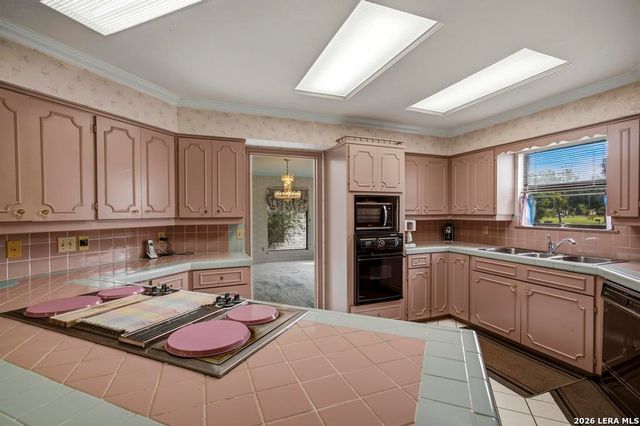 1633 WILLOW CREEK RD, Seguin, TX 78155