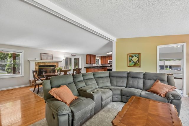 6511 SANDS Road, Crystal Lake, IL 60014