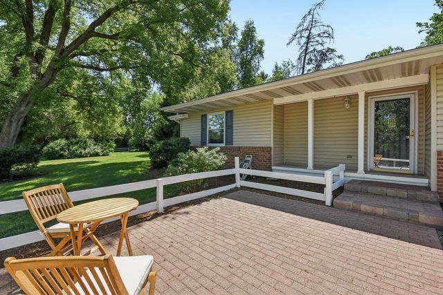 6511 SANDS Road, Crystal Lake, IL 60014