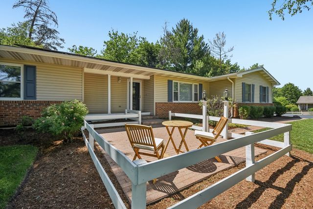 6511 SANDS Road, Crystal Lake, IL 60014