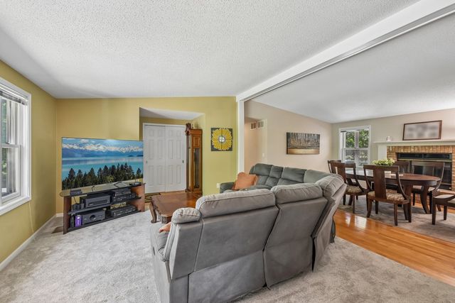 6511 SANDS Road, Crystal Lake, IL 60014