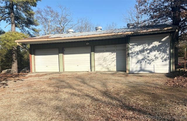 979 County Line Road, Eufaula, OK 74432