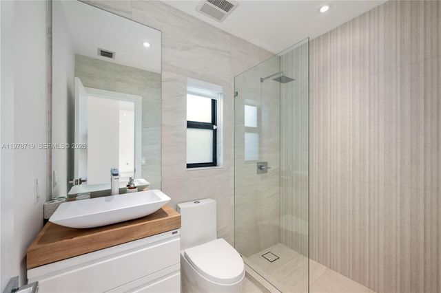 900 W 47th Ct, Miami Beach, FL 33140