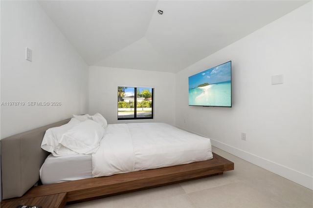 900 W 47th Ct, Miami Beach, FL 33140