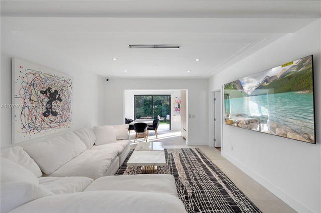 900 W 47th Ct, Miami Beach, FL 33140