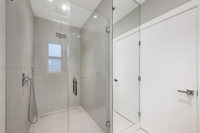 900 W 47th Ct, Miami Beach, FL 33140