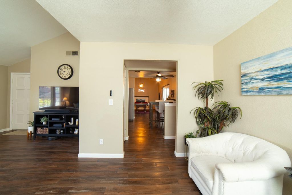 Image 7 of property listing at 5438 W Sample Avenue, Fresno, CA 93722