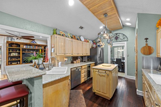 809 Shady Creek Drive, Kennedale, TX 76060
