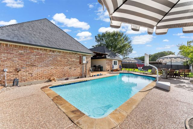 809 Shady Creek Drive, Kennedale, TX 76060