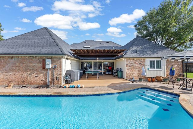 809 Shady Creek Drive, Kennedale, TX 76060