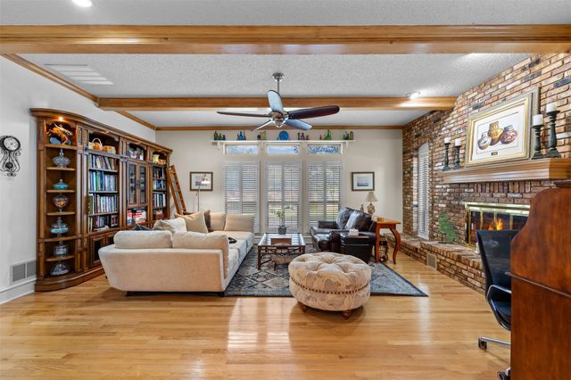 809 Shady Creek Drive, Kennedale, TX 76060
