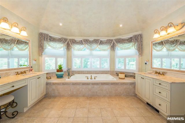 9 Ralph Drive, Fairfield, NJ 07004