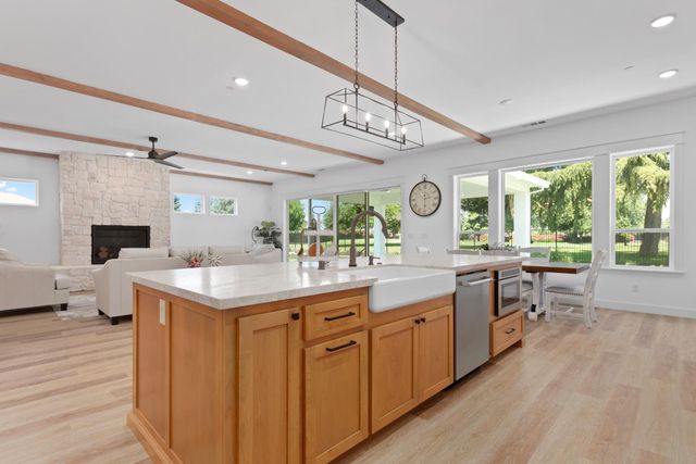 9807 S Plaza De Oro Dr, Oakdale, CA 95361