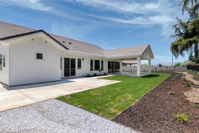 9807 S Plaza De Oro Dr, Oakdale, CA 95361