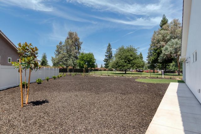 9807 S Plaza De Oro Dr, Oakdale, CA 95361