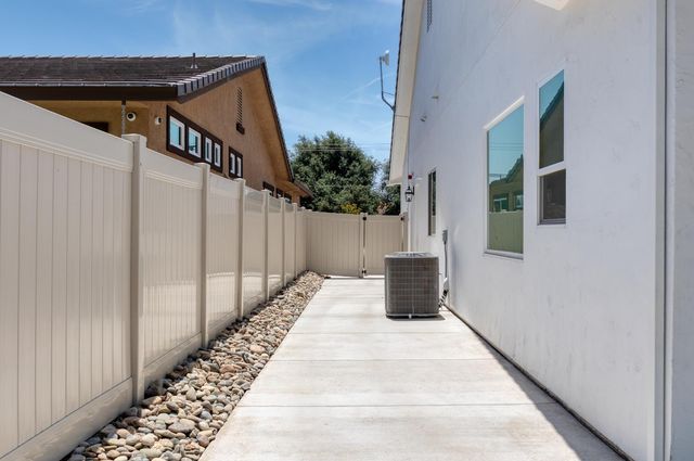 9807 S Plaza De Oro Dr, Oakdale, CA 95361