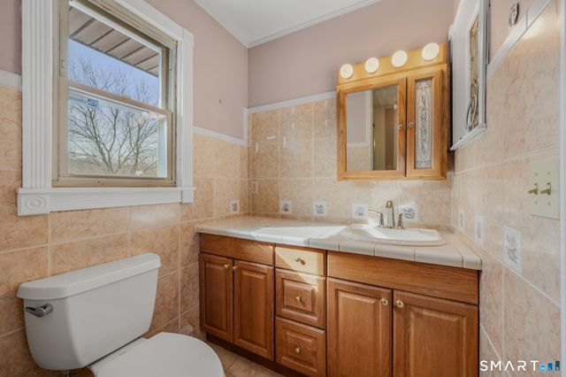 1040 East Lake Road, Montville, CT 06370