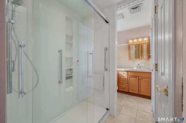 1040 East Lake Road, Montville, CT 06370