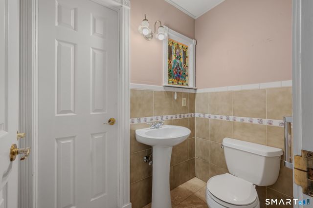 1040 East Lake Road, Montville, CT 06370