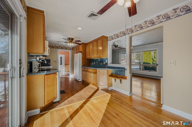 1040 East Lake Road, Montville, CT 06370