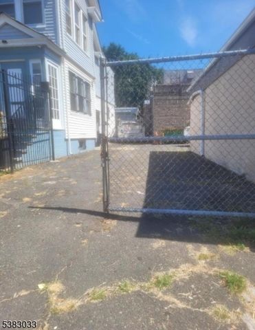 1075 Bergen St, Newark City, NJ 07112