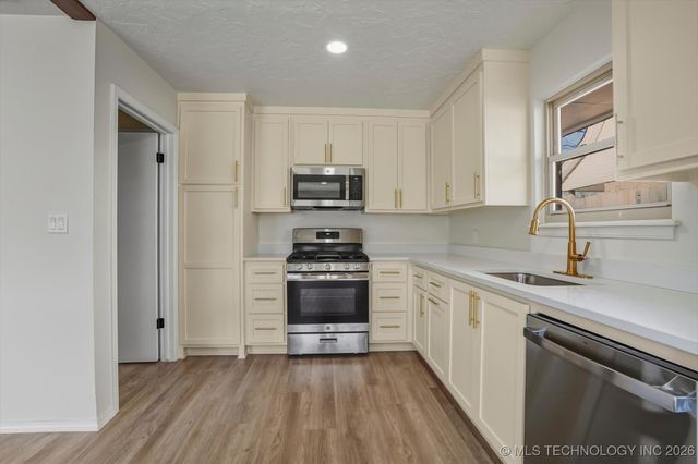 6803 S 77th East Avenue, Tulsa, OK 74133