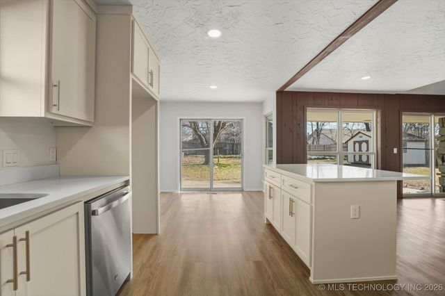 6803 S 77th East Avenue, Tulsa, OK 74133